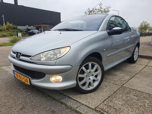 Grijs Gebruikt 2003 Peugeot 206 CC Cabriolet | € 1.750 (Eerlijke prijs) - Afbeelding 1/4
