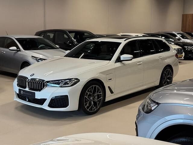 Wit Gebruikt 2022 BMW 530e M Sport Stationwagen | € 37.750 (Eerlijke prijs) - Afbeelding 1/4