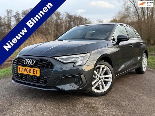 Grijs Occasion 2021 Audi A3 Sportback Advanced Hatchback | € 27.950 (Iets duurder) - Afbeelding 1/4