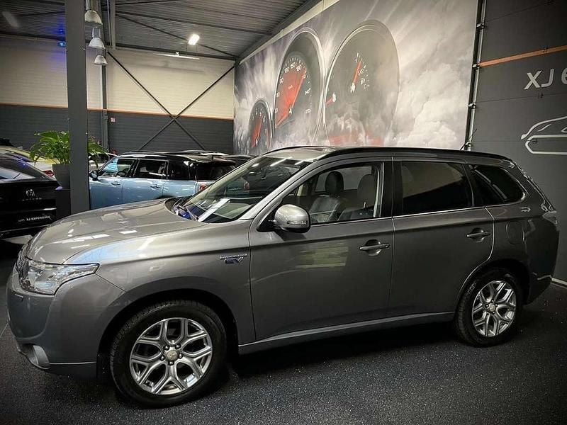 Grijs, metallic lak Gebruikt 2013 Mitsubishi Outlander P-HEV Instyle SUV | € 13.500 (Duur) - Afbeelding 1/4