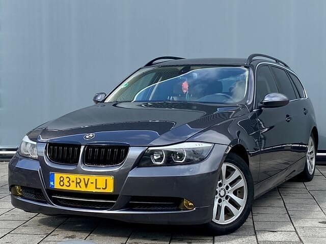 Grijs, metallic lak Gebruikt 2005 BMW 325 Executive Stationwagen | € 2.944 (Eerlijke prijs) - Afbeelding 1/4