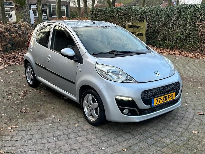 Grijs (metallic) Gebruikt 2012 Peugeot 107 Active Hatchback | € 3.450 (Super prijs) - Afbeelding 1/4