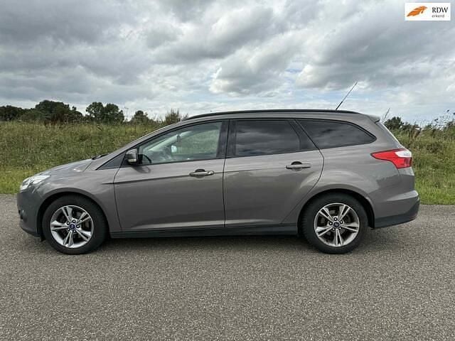 Grijs Gebruikt 2013 Ford Focus Trend Stationwagen | € 4.750 (Goede deal) - Afbeelding 1/4