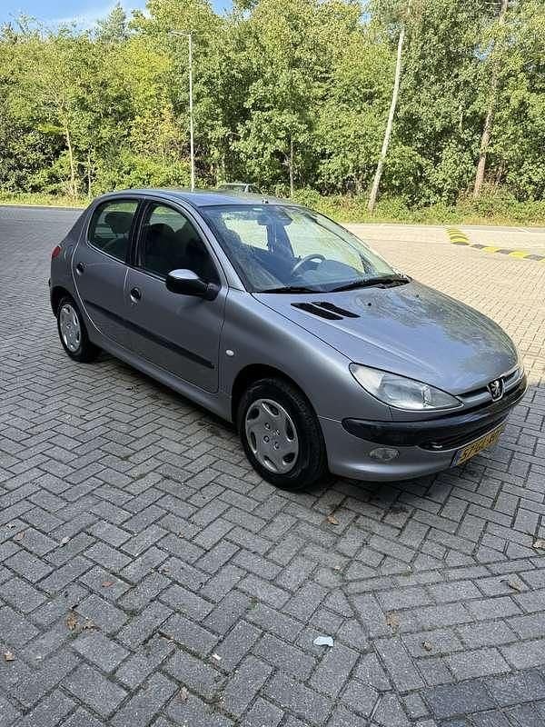 Grijs Gebruikt 2001 Peugeot 206 Hatchback | € 2.600 (Iets duurder) - Afbeelding 1/4