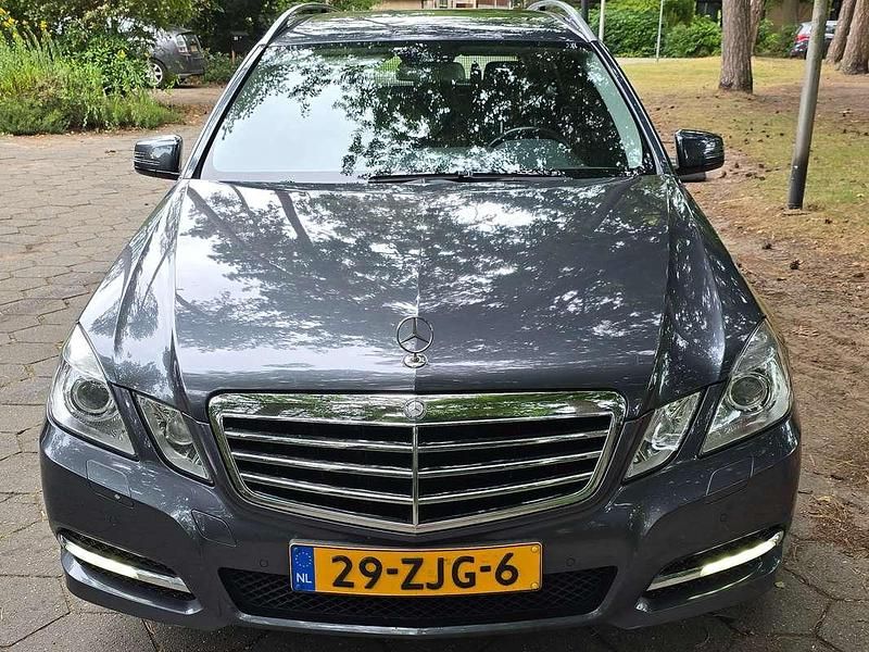 Grijs Gebruikt 2011 Mercedes E200 Stationwagen | € 10.925 (Goede deal) - Afbeelding 1/4