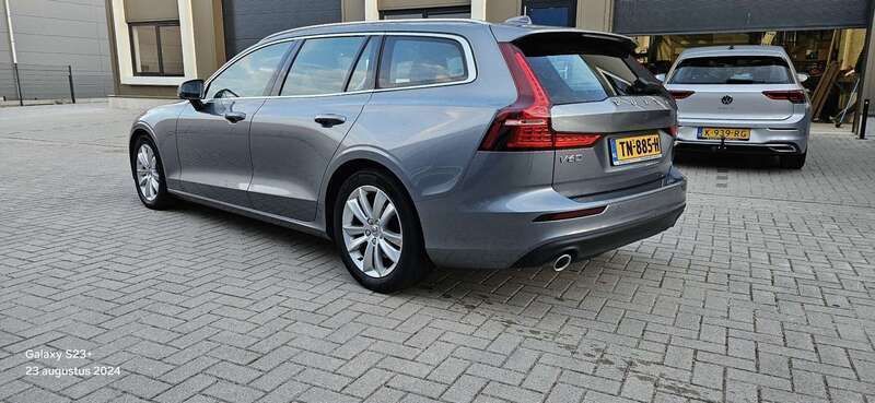 Grijs Gebruikt 2018 Volvo V60 Momentum Stationwagen | € 16.000 (Duur) - Afbeelding 1/4