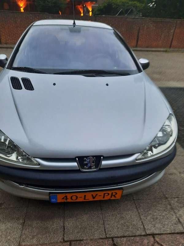 Zilver Gebruikt 2003 Peugeot 206 Hatchback | € 950 (Eerlijke prijs) - Afbeelding 1/4