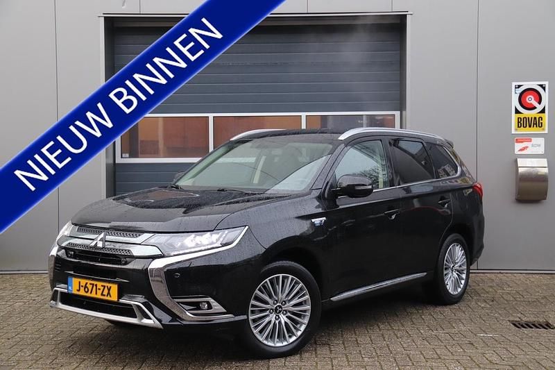 Zwart (metallic) Occasion 2020 Mitsubishi Outlander P-HEV Intense SUV | € 20.995 (Super prijs) - Afbeelding 1/4