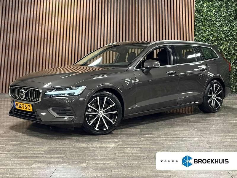 Grijs Occasion 2025 Volvo V60 Stationwagen | € 38.900 (Super prijs) - Afbeelding 1/4