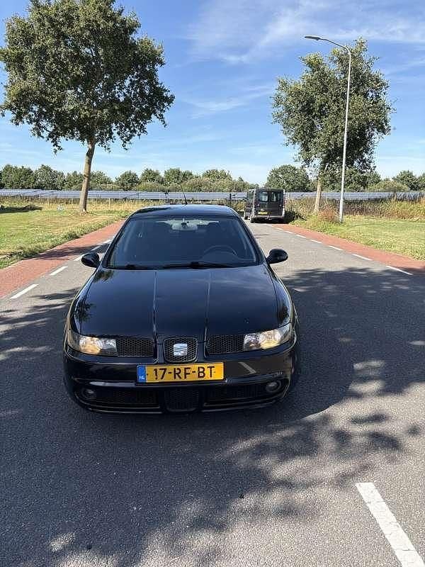 Zwart Gebruikt 2005 Seat Leon Hatchback | € 4.500 (Duur) - Afbeelding 1/4