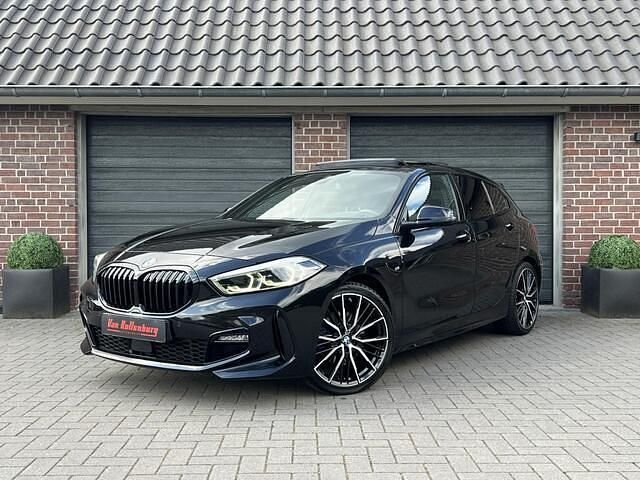 Zwart Gebruikt 2022 BMW 118 M Sport Hatchback | € 29.950 (Iets duurder) - Afbeelding 1/4
