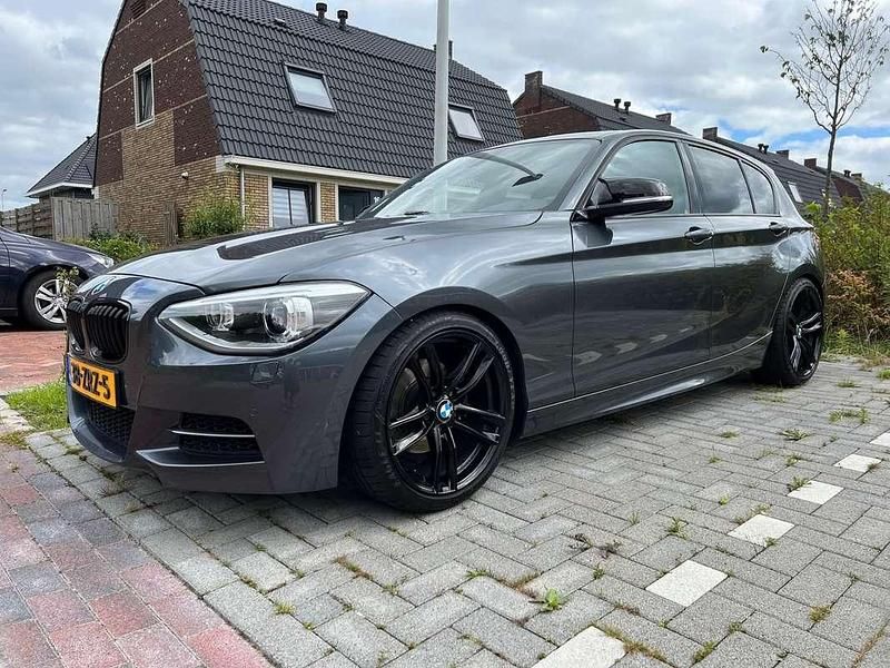 Grijs Gebruikt 2012 BMW M135 M Sport Hatchback | € 11.500 - Afbeelding 1/4