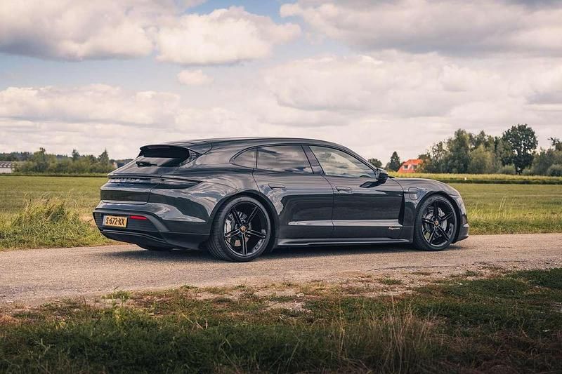 Grijs Gebruikt 2023 Porsche Taycan Sedan | € 67.900 (Goede deal) - Afbeelding 1/4