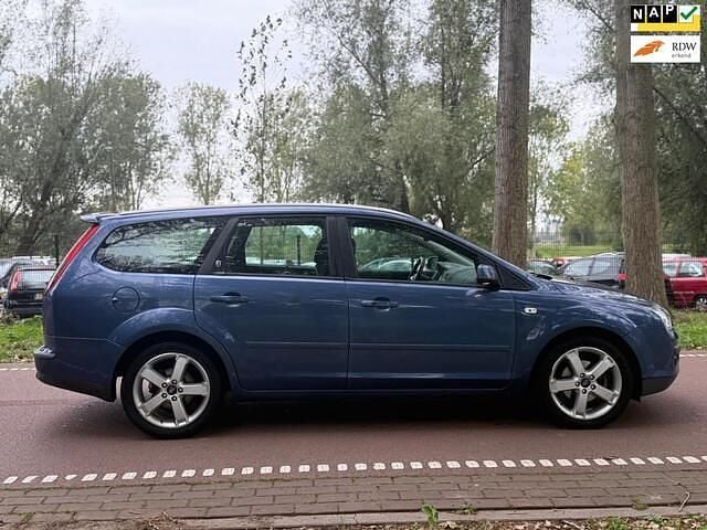 Blauw Gebruikt 2006 Ford Focus Ghia Stationwagen | € 2.799 (Eerlijke prijs) - Afbeelding 1/4