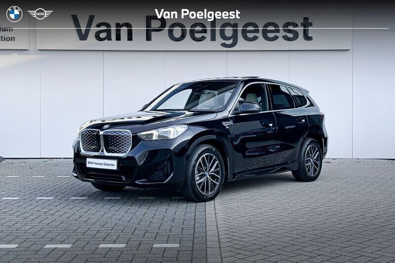 Saphirschwarz metallic (zwart metallic) Gebruikt 2024 BMW iX1 Performance SUV | € 48.900 (Iets duurder) - Afbeelding 1/4
