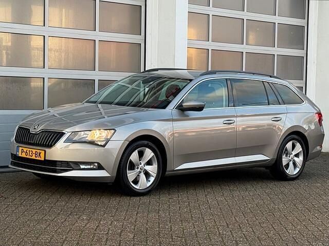 Grijs (metallic) Occasion 2015 Skoda Superb Business Line Stationwagen | € 9.945 (Eerlijke prijs) - Afbeelding 1/4
