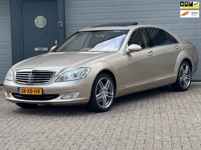 Goud (metallic) Gebruikt 2007 Mercedes S350 Prestige Sedan | € 11.500 (Goede deal) - Afbeelding 1/3