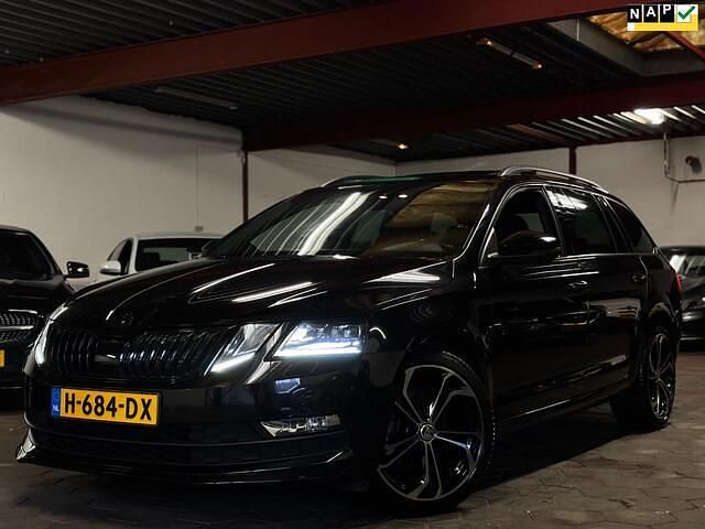 Zwart Occasion 2020 Skoda Octavia Sport Stationwagen | € 14.000 (Eerlijke prijs) - Afbeelding 1/4