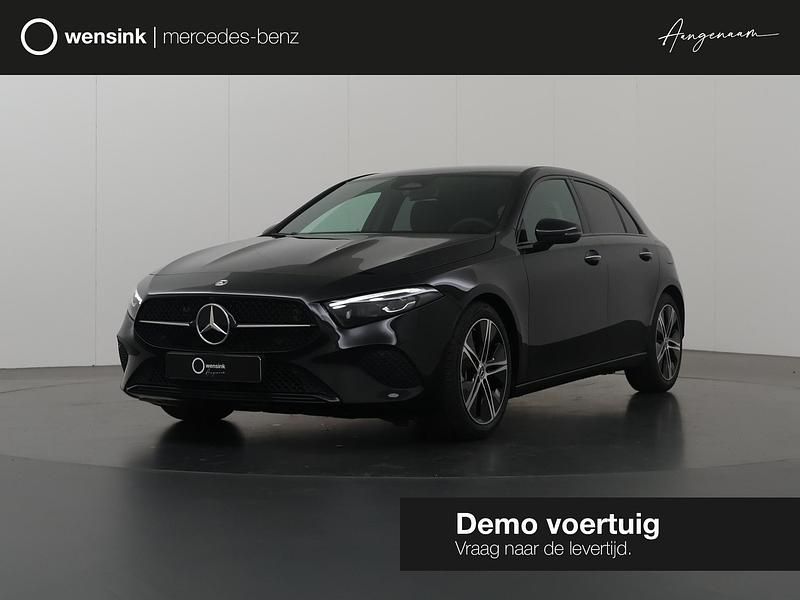 Zwart, metallic lak Gebruikt 2025 Mercedes A180 Luxury Hatchback | € 37.900 (Iets duurder) - Afbeelding 1/4
