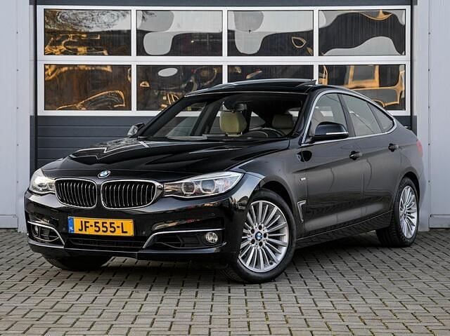 Zwart (metallic) Occasion 2016 BMW 320 Executive Hatchback | € 16.950 (Eerlijke prijs) - Afbeelding 1/4