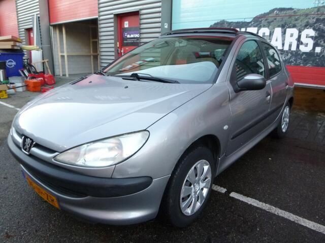 Grijs Gebruikt 2002 Peugeot 206 Hatchback | € 1.496 (Eerlijke prijs) - Afbeelding 1/4
