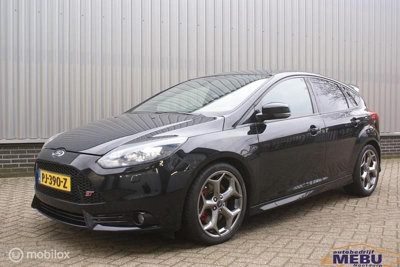 Zwart Occasion 2017 Ford Focus ST Hatchback | € 15.950 (Goede deal) - Afbeelding 1/4