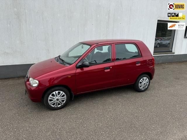 Rood, metallic lak Gebruikt 2002 Suzuki Alto GLS Hatchback | € 1.200 (Eerlijke prijs) - Afbeelding 1/4