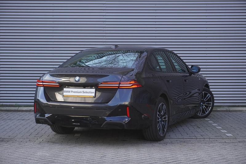 Occasion BMW 530e Comfort Edition 299 PK (219 kW) 2024 Grijs (metallic) Sedan