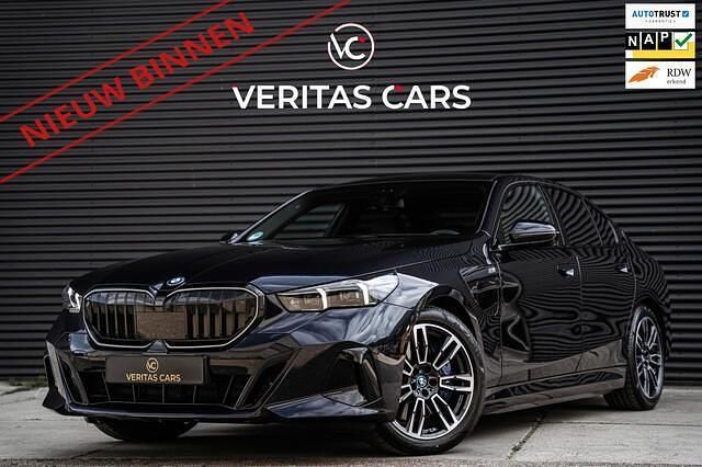 Zwart, metallic lak Gebruikt 2024 BMW 550e M Sport Sedan | € 84.950 (Super prijs) - Afbeelding 1/4