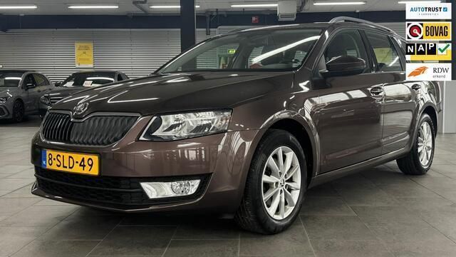 Bruin Gebruikt 2013 Skoda Octavia Business Line Stationwagen | € 11.450 - Afbeelding 1/4