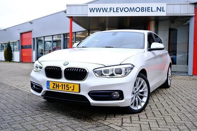 Wit Occasion 2019 BMW 118 Sport Line Hatchback | € 16.950 (Goede deal) - Afbeelding 1/4