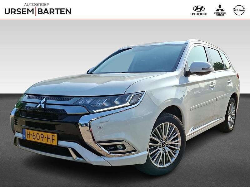 Wit, metallic lak Gebruikt 2020 Mitsubishi Outlander Intense+ SUV | € 23.930 (Eerlijke prijs) - Afbeelding 1/4