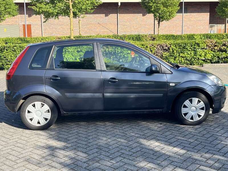 Grijs Gebruikt 2007 Ford Fiesta Style Hatchback | € 950 (Goede deal) - Afbeelding 1/4