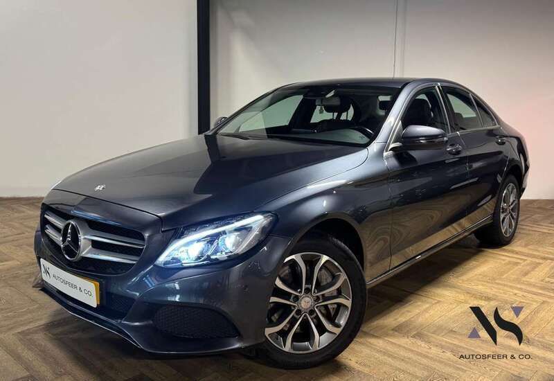Grijs, metallic lak Gebruikt 2015 Mercedes C350e Sedan | € 18.440 (Goede deal) - Afbeelding 1/4