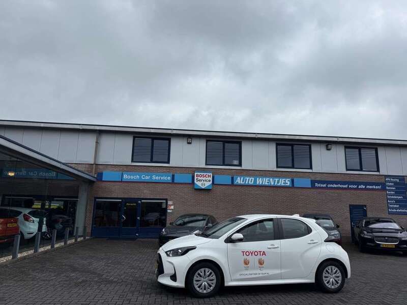 Wit Gebruikt 2023 Toyota Yaris Hybrid Active Hatchback | € 19.450 (Goede deal) - Afbeelding 1/4