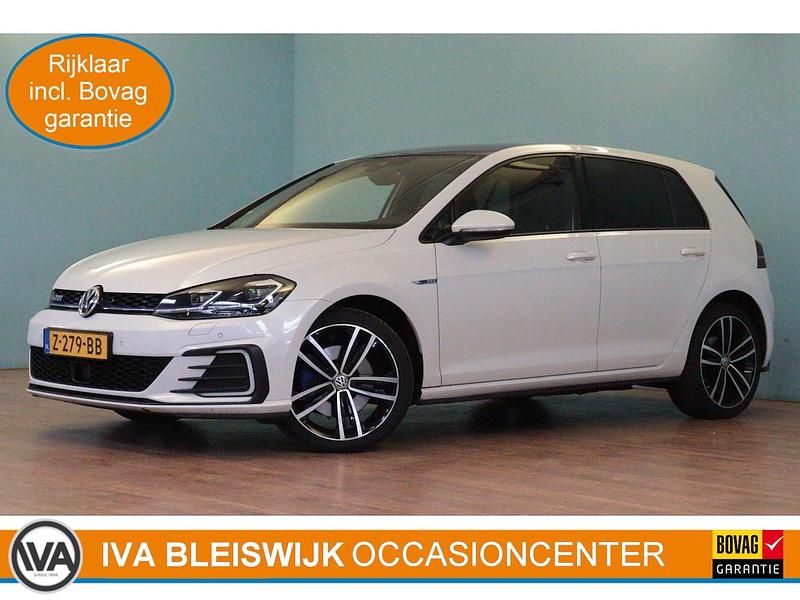 Wit (metallic) Gebruikt 2020 VW Golf VII GTE Hatchback | € 22.899 (Eerlijke prijs) - Afbeelding 1/3