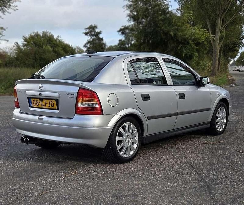 Occasion Opel Astra 101 PK (74 kW) 2000 Zilver Hatchback