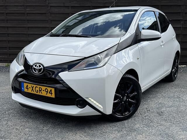Wit Gebruikt 2014 Toyota Aygo X-play Hatchback | € 6.450 (Duur) - Afbeelding 1/4