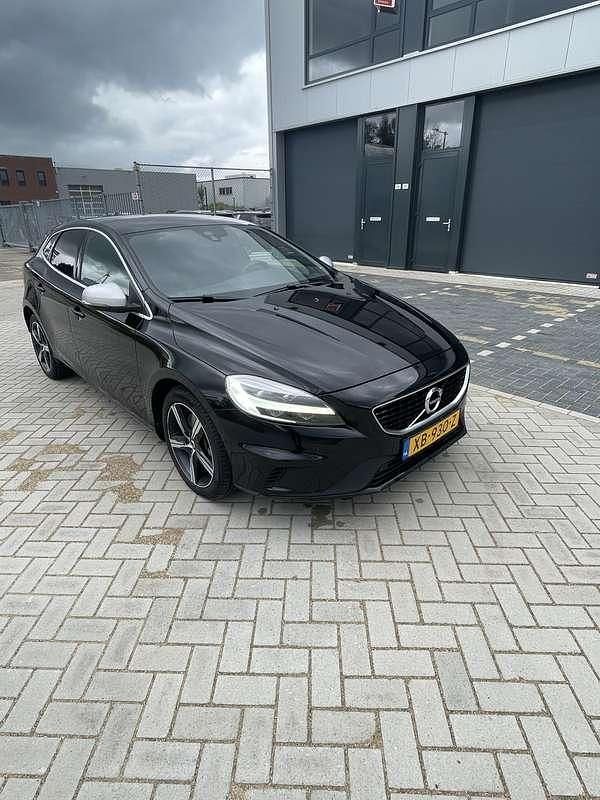 Zwart Gebruikt 2018 Volvo V40 Stationwagen | € 14.750 (Goede deal) - Afbeelding 1/4