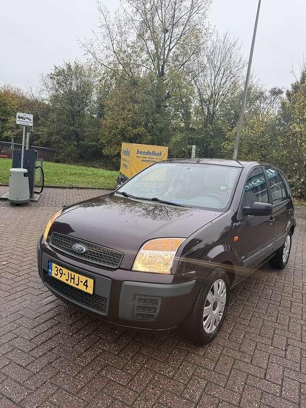Paars Gebruikt 2009 Ford Fusion Cool & Sound Edition MPV | € 2.499 (Eerlijke prijs) - Afbeelding 1/4