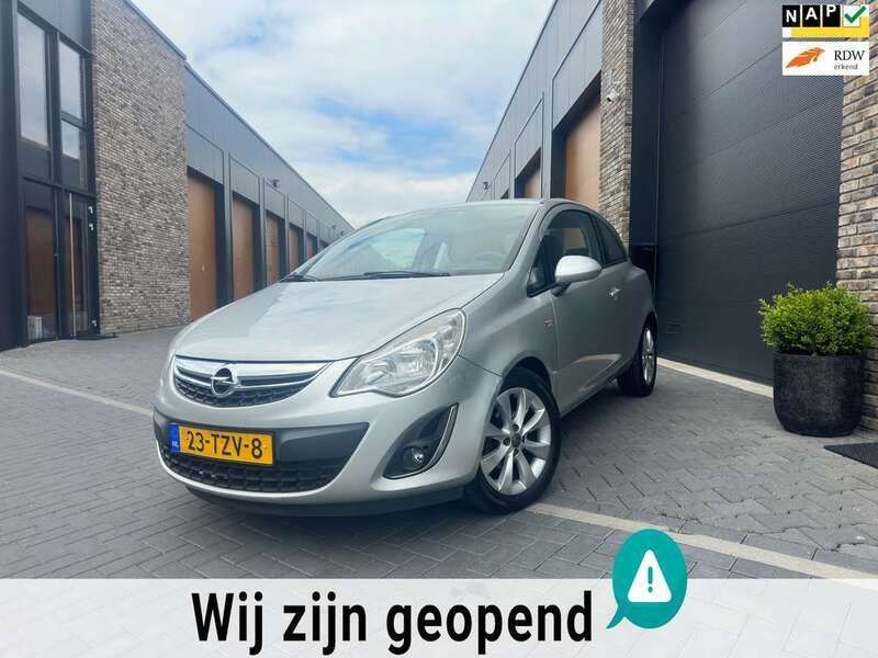 Grijs, metallic lak Gebruikt 2012 Opel Corsa Color Edition Hatchback | € 1.675 (Eerlijke prijs) - Afbeelding 1/4
