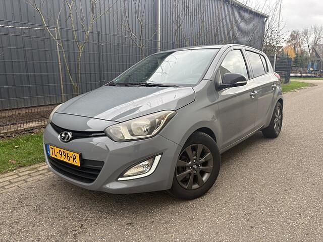 Grijs Gebruikt 2013 Hyundai i20 Hatchback | € 5.650 (Eerlijke prijs) - Afbeelding 1/4
