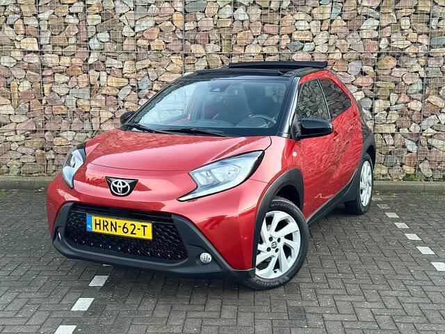 Rood Gebruikt 2022 Toyota Aygo X Play SUV | € 17.950 (Goede deal) - Afbeelding 1/4