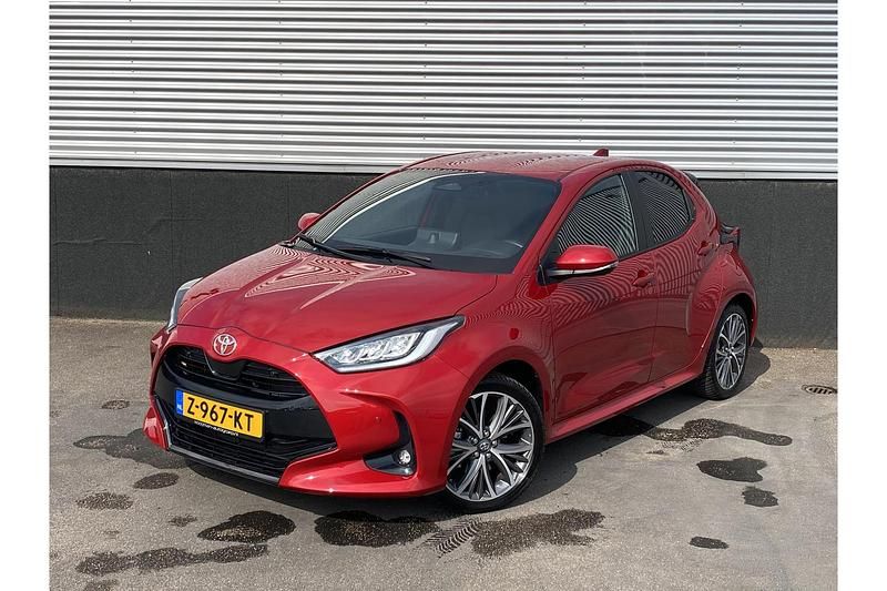 Rood Gebruikt 2024 Toyota Yaris Hybrid Executive Hatchback | € 28.749 (Duur) - Afbeelding 1/1