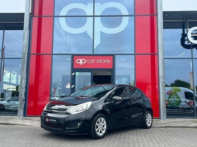 Zwart Gebruikt 2013 Kia Rio Hatchback | € 5.999 (Goede deal) - Afbeelding 1/4