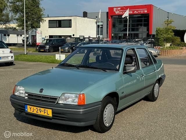 Groen Occasion 1990 Opel Kadett Sedan | € 4.950 - Afbeelding 1/4