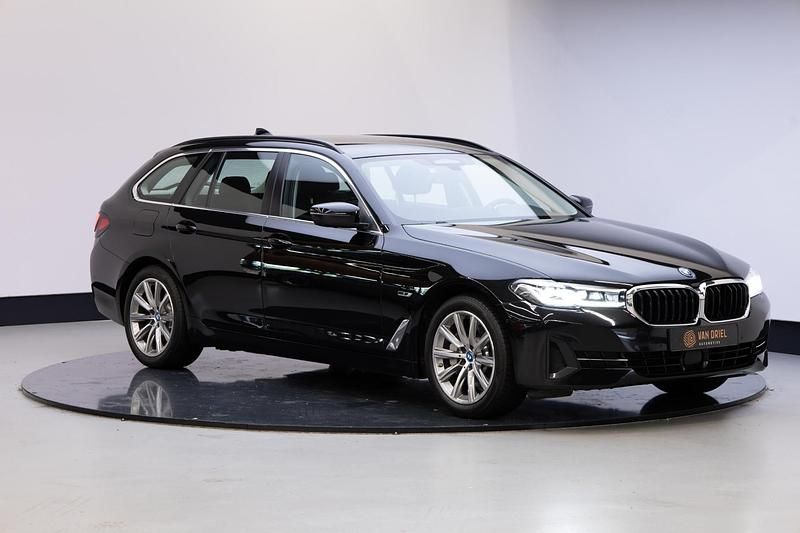 Zwart Gebruikt 2023 BMW 530e Executive Stationwagen | € 40.945 (Super prijs) - Afbeelding 1/4
