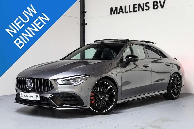 Grijs, metallic lak Gebruikt 2019 Mercedes CLA35 AMG Premium Plus Sedan | € 46.950 (Goede deal) - Afbeelding 1/4