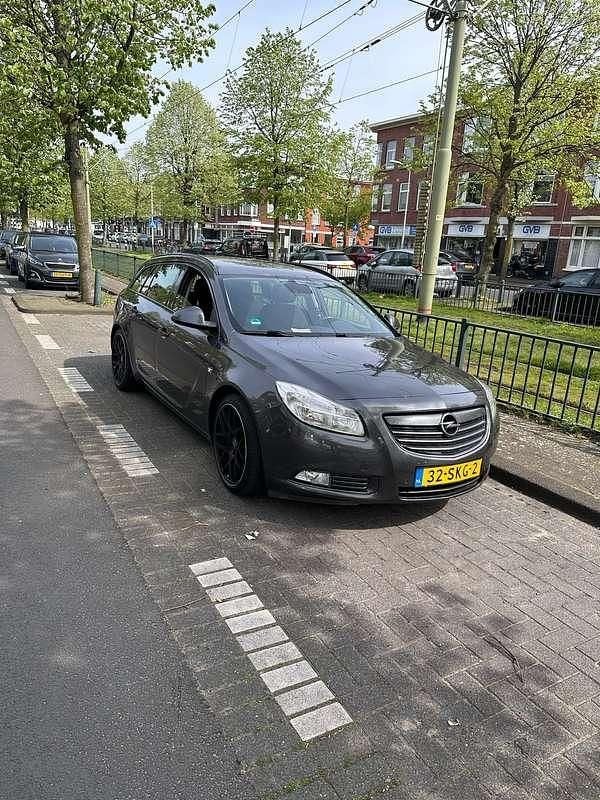 Grijs Gebruikt 2011 Opel Insignia MPV | € 5.000 (Eerlijke prijs) - Afbeelding 1/4