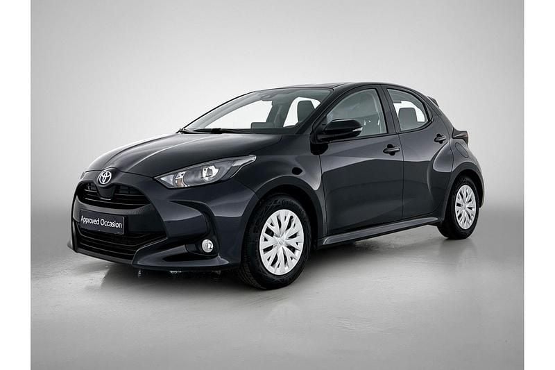 Zwart Gebruikt 2024 Toyota Yaris Hybrid Active Hatchback | € 23.495 (Eerlijke prijs) - Afbeelding 1/1